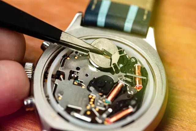 Hoe Vervang Je Zelf de Batterij van Je Horloge? (Stap-voor-Stap Gids) - Amand Watches